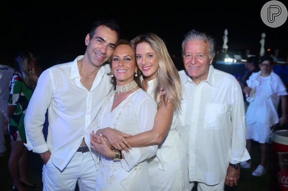 Ticiane Pinheiro conferiu o show de Saulo Fernandes com o marido, Cesar Tralli, e os pais, Helô e Abel Pinheiro, na comemoração aos 33 anos do Tivoli Ecoresort Praia do Forte, na Bahia, neste sábado, 25 de agosto de 2018