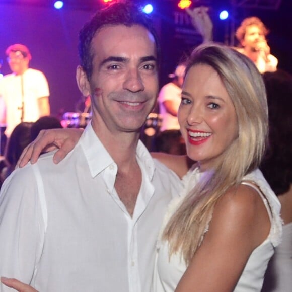 Ticiane Pinheiro e o marido Cesar Tralli, assistiram juntinhos o show de Saulo Fernandes em comemoração aos 33 anos do Tivoli Ecoresort Praia do Forte, na Bahia