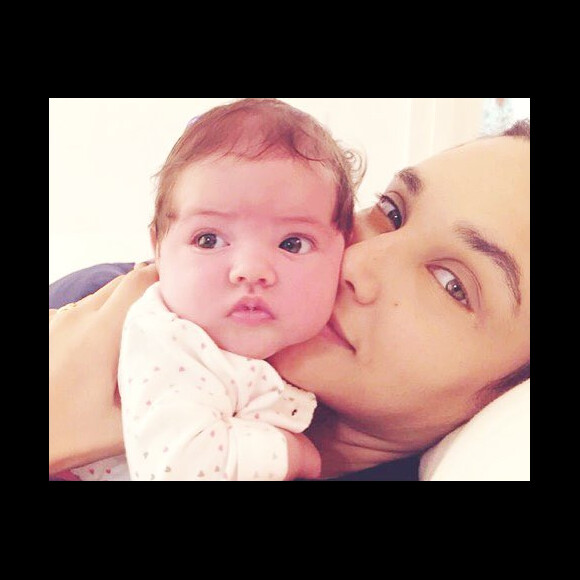 Débora Nascimento leva a filha, Bella, para reuniões da novela 'Verão 90 graus'