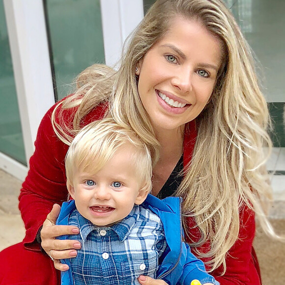 'É bom quando nós mamães nos sentimos e nos vemos bonitas no espelho, né? Mas sabiam que me sinto mais bonita com Enrico no colo? Às vezes descabelada, cansada, mas tão realizada que compensa tudo', disse Karina Bacchi