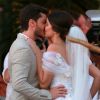 Camila Queiroz e Klebber Toledo selaram cerimônia de casamento com um beijo