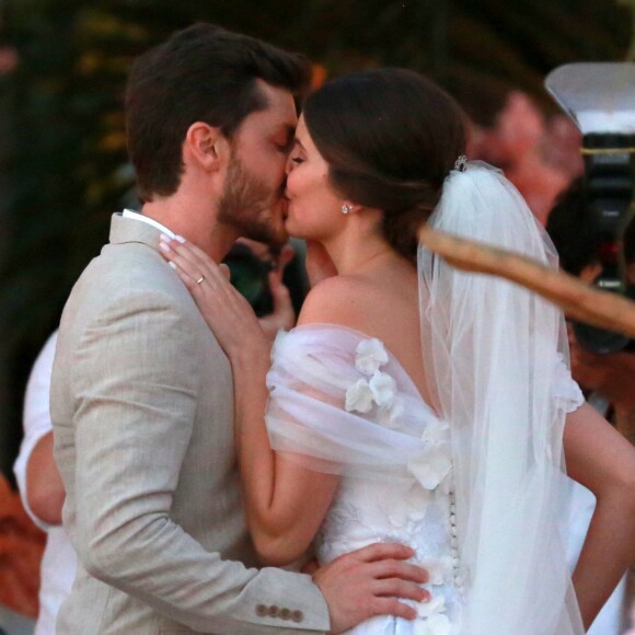 Camila Queiroz e Klebber Toledo selaram cerimônia de casamento com um beijo
