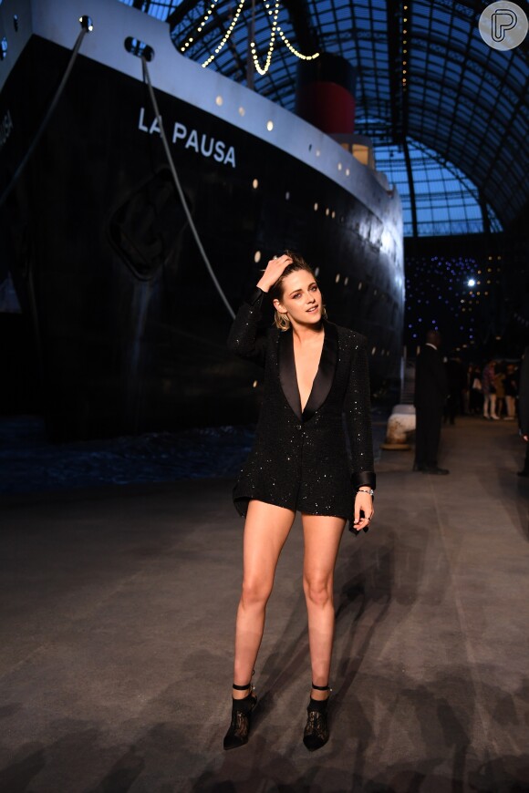 Ainda de Chanel, a garota-propaganda da marca, Kristen Stewart, rescolheu um modelo brilhante para prestigiar desfile da coleção cruise 2019