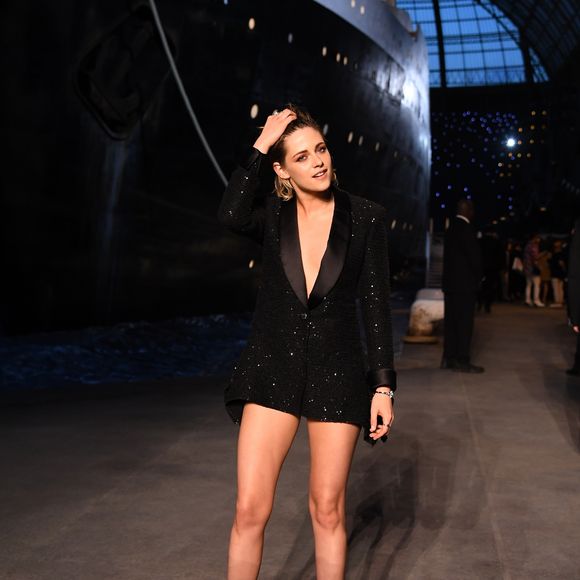 Ainda de Chanel, a garota-propaganda da marca, Kristen Stewart, rescolheu um modelo brilhante para prestigiar desfile da coleção cruise 2019