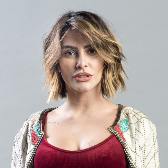 Betina (Cleo) finge surpresa ao ver Marocas (Juliana Paiva) inconsciente e carregada por Samuca (Nicolas Prattes) nos próximos capítulos da novela 'O Tempo Não Para'