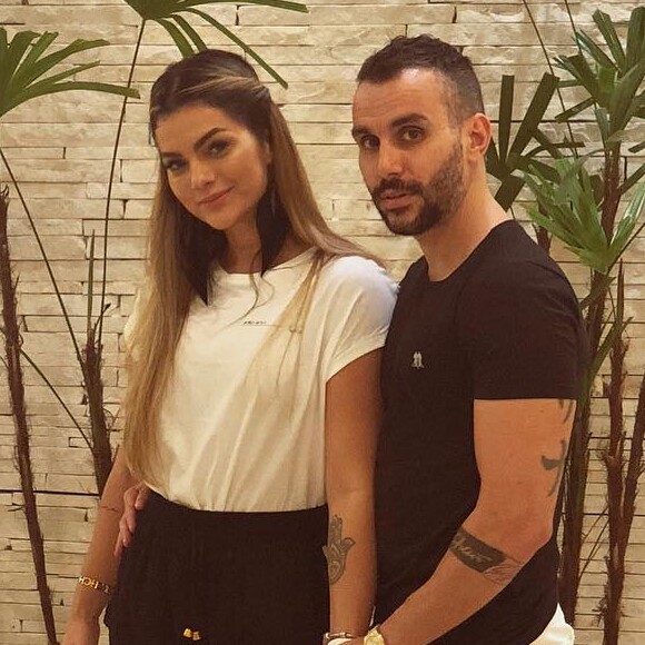Kelly Key disse que não brigou com Latino para incluir o nome do marido, Mico Freitas, na certidão de nascimento da filha, Suzanna