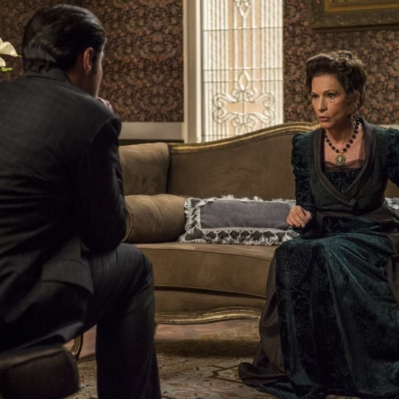 'Estou confuso também, Elisa (Nathalia Dill). Mas ela olhou profundamente nos seus olhos, não titubeou', diz Darcy (Thiago Lacerda) para sua mulher na novela 'Orgulho e Paixão'