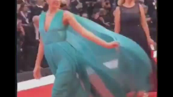 Bruna Marquezine exibiu a passagem pelo red carpet do Festival de Veneza, em seu Instagram, nesta sexta-feira, 31 de agosto de 2018