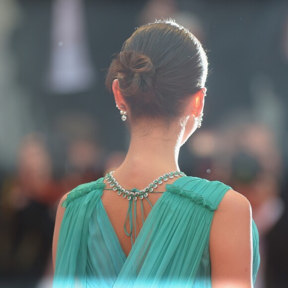 Veja o detalhe do penteado de Bruna Marquezine em Veneza