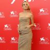 Carolina Crescentini usou vestido tomara que caia de camurça da marca Ermanno Scervino e sandália Salvatore Ferragamo durante photocall no Festival de Cinema de Veneza, na Itália