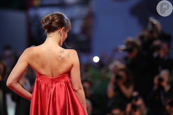 Veja detalhe do look de Dakota Johnson ao conferir lançamento de 'Suspiria', no Festival de Cinema de Veneza, na Itália