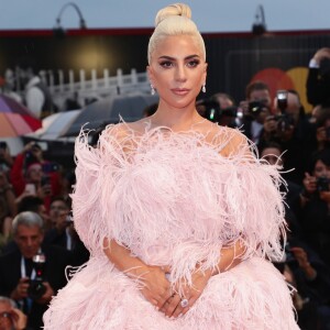 Intitulado de 'Flamingo', vestido usado por Lady Gaga faz parte da coleção outono e inverno 2018/2019 da Maison