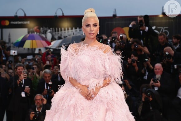 Intitulado de 'Flamingo', vestido usado por Lady Gaga faz parte da coleção outono e inverno 2018/2019 da Maison