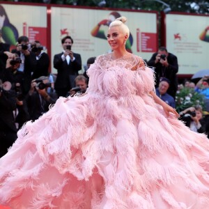 Lady Gaga usou vestido estilo festa, repleto de plumas, da marca Valentino, na prèmiere do filme 'Nasce uma estrela', cujo é protagonista
