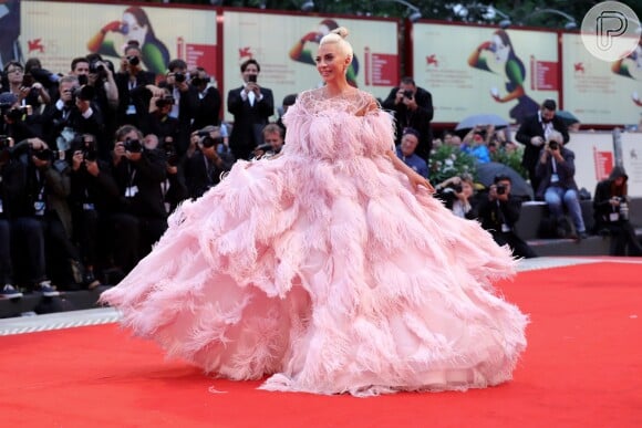 Lady Gaga usou vestido estilo festa, repleto de plumas, da marca Valentino, na prèmiere do filme 'Nasce uma estrela', cujo é protagonista