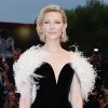 Cate Blanchett apostou em tomara que caia Armani Privé na pré-estreia de 'Nasce Uma Estrela', durante o 75º Festival Internacional de Cinema de Veneza