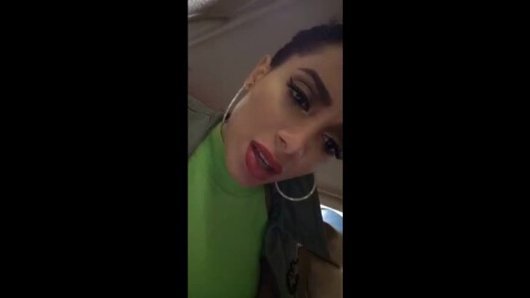 Anitta relatou acidente em escada por meio de vídeos publicados em seu perfil no Instagram na madruagada deste sábado, dia 1 de setembro de 2018