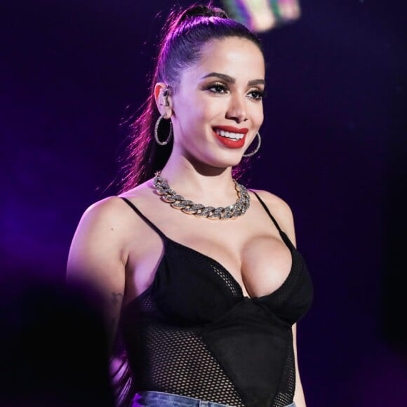 Anitta afirmou estar se recuperando após cair de escada: 'Já já está tudo certo'