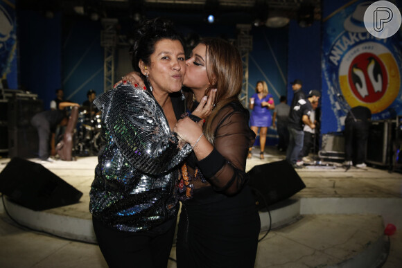 Preta Gil dá beijo de Regina Casé em sua festa de 40 anos