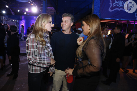 Preta Gil conversa com Luciano Huck e Angélica em sua festa