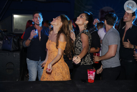 Carolina Dieckmann e Juliana Paes dançam funk na festa de Preta Gil