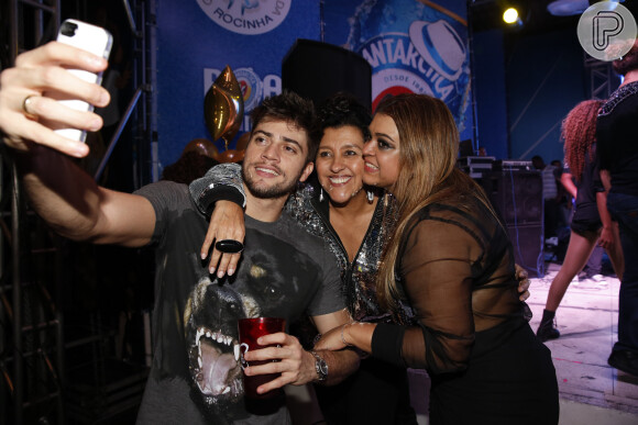 Preta Gil faz selfie com Regina Casé e com o noivo, Rodrigo Godoy