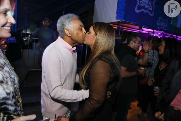 Preta Gil ganha selinho de Gilberto Gil na comemoração do seu aniversário de 40 anos, no Baile da Favorita, no Rio de Janeiro (7 de agosto de 2014)