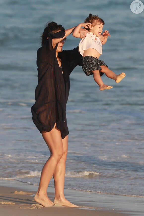 Kyra Gracie divertiu a filha na beira do mar