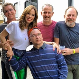 Ana Furtado e o marido, Boninho, posaram com integrantes do grupo Os Paralamas do Sucesso nos bastidores do Brazilian Day