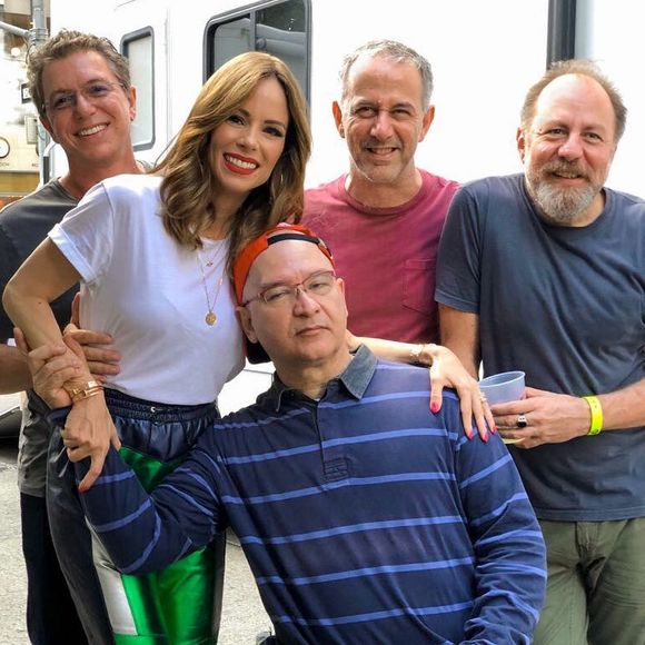 Ana Furtado e o marido, Boninho, posaram com integrantes do grupo Os Paralamas do Sucesso nos bastidores do Brazilian Day