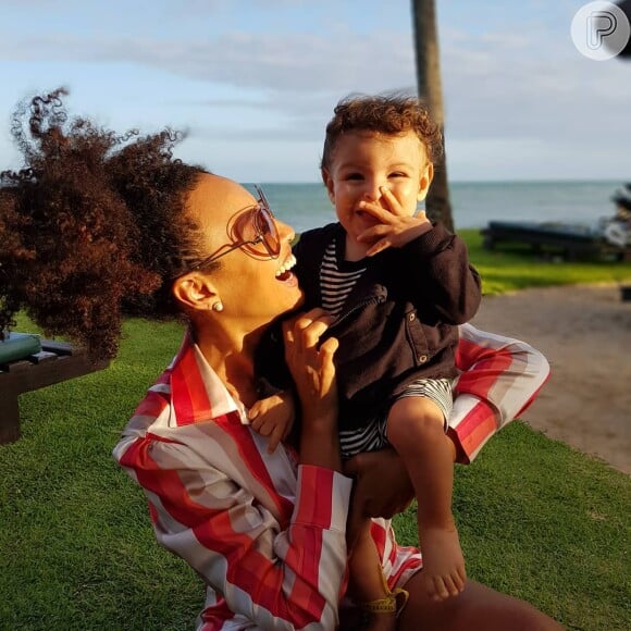 Sheron Menezzes sempre compartilha momentos fofos com o filho, Benjamin, nas redes sociais