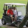 Ana Maria Braga e Mauro Bayout andando em um carrinho de golfe