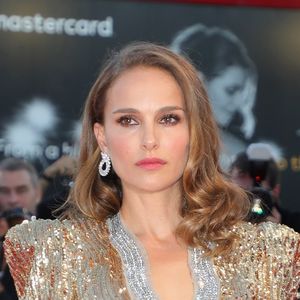 Golden girl! Natalie Portman usa Gucci dourado com lantejoulas em Veneza nesta terça-feira, dia 04 de setembro de 2018