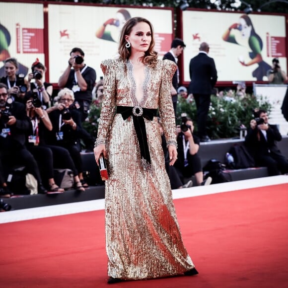 Natalie Portman usou um longo Gucci dourado com lantejoulas