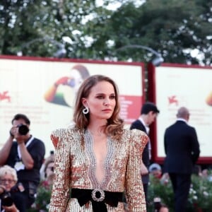 O longo Gucci usado por Natalie Portman tinha um cinto de veludo