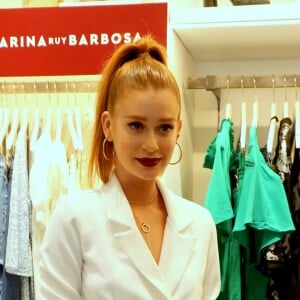 Marina Ruy Barbosa usou look all white com toque esportivo para lançar coleção de roupas