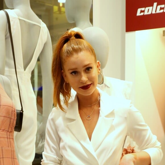 'Esse que estou usando hoje é um look bonito, sexy, que tem uma pegada mais sporty por causa das listas. É uma mistura disso', diz Marina Ruy Barbosa