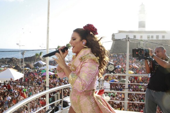 Ivete Sangalo aparece com a barriga redondinha durante apresentação no Carnaval da Bahia
