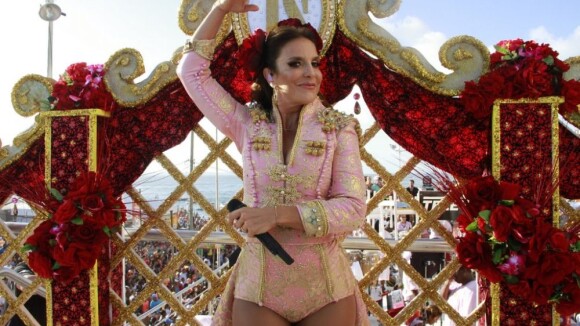 Ivete Sangalo mostra barriguinha 'suspeita' na abertura do seu trio no Carnaval