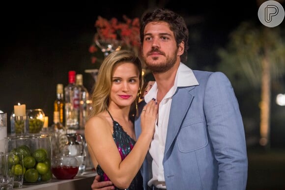 Vitória (Bianca Bin) e Rafael (Marco Pigossi) ficam noivos, em 'Boogie Oogie'