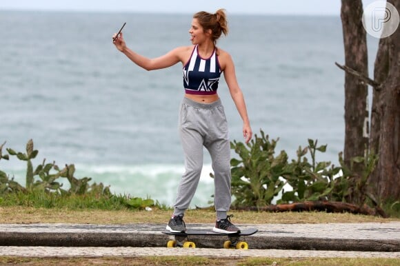 Isabella Santoni tirou fotos em cima do skate na Praia do Recreio, Zona Oeste do Rio