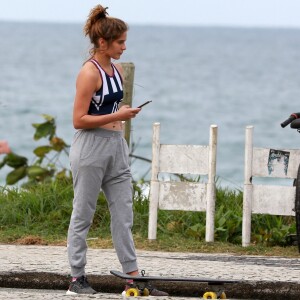 Isabella Santoni mostrou boa forma ao andar de skate na Praia do Recreio, Zona Oeste do Rio