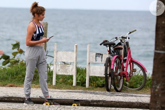Isabella Santoni mostrou boa forma ao andar de skate na Praia do Recreio, Zona Oeste do Rio
