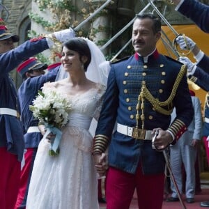 Mariana (Chandelly Braz) e Brandão (Malvino Salvador) tem um casamento com honras militares