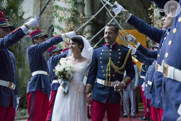 Mariana (Chandelly Braz) e Brandão (Malvino Salvador) tem um casamento com honras militares