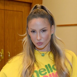 Claudia Leitte surgiu com franja no cabelo nesta sexta-feira (07)