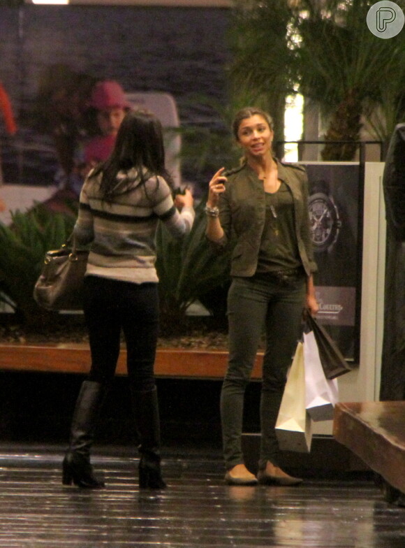 Grazi Massafera conversa com Anal Lima durante passeio pelo shopping Fashion Mall, no Rio