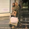 Grazi Massafera vai às compras em shopping do Rio, acompanhada com a amiga, Ana Lima