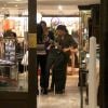 Grazi Massafera vai às compras em shopping do Rio, acompanhada com a amiga, Ana Lima, e confere calça masculina (10 de agosto de 2014)