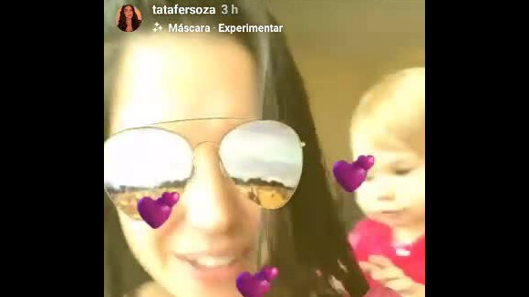 Thais Fersoza filmou a filha, Melinda, penteando seu cabelo